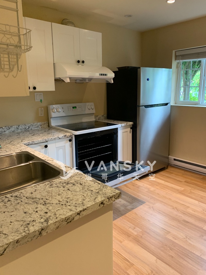 260731101136_Downstair kitchen.jpg